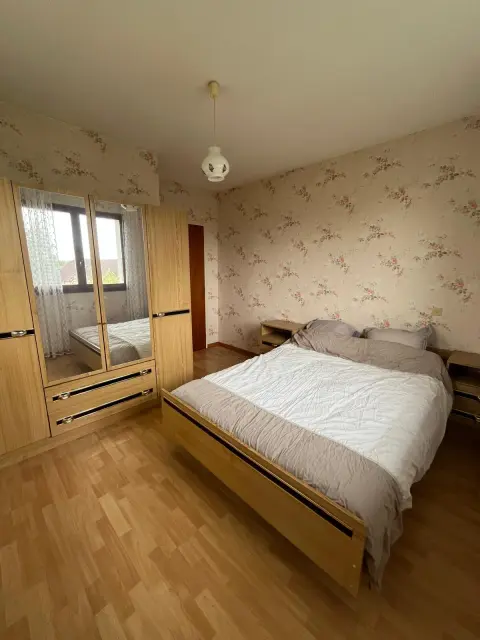 Une chambre avec lit double de 140 × 190, exposée sur le jardin.