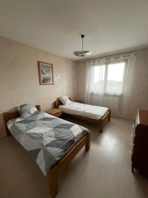 La chambre twin et ses deux lits séparés de 90 × 190, avec matelas pour adultes.