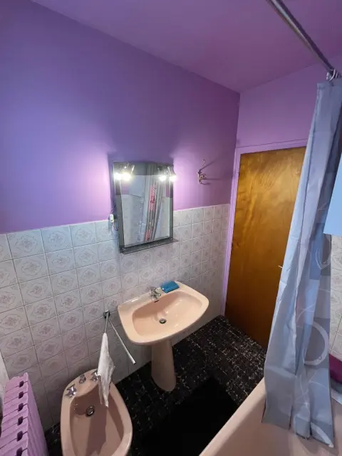 Le lavabo de la salle de bains, son miroir et son éclairage.