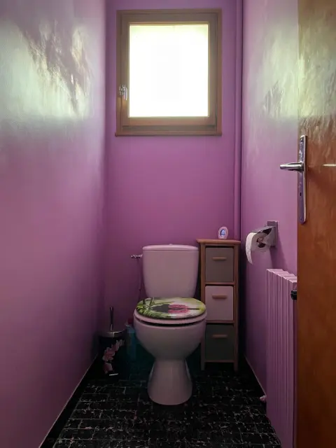 Les WC séparés, indépendants de la salle de bains.
