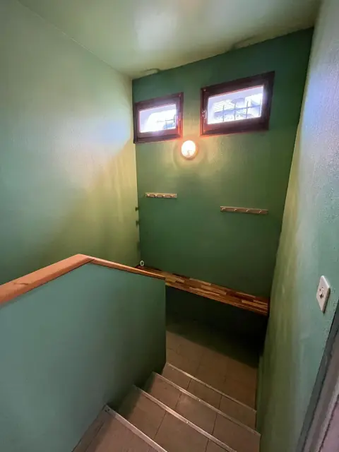 L'escalier intérieur menant au local à chaussures et à l'entrée.